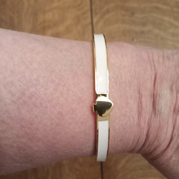 NWOT Kate Spade Signed Heritage Thin Bangle Bracelet Gold Tone White Enamel - Picture 1 of 4